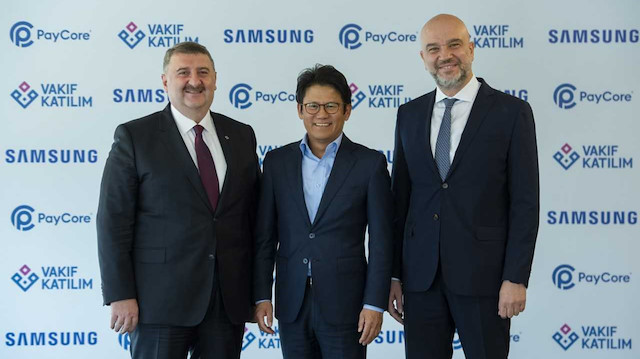 Vakıf Katılım Genel Müdürü İkram Göktaş - Samsung Electronics Türkiye Başkanı DaeHyun Kim - PayCore CEO’su Turgut Güney.