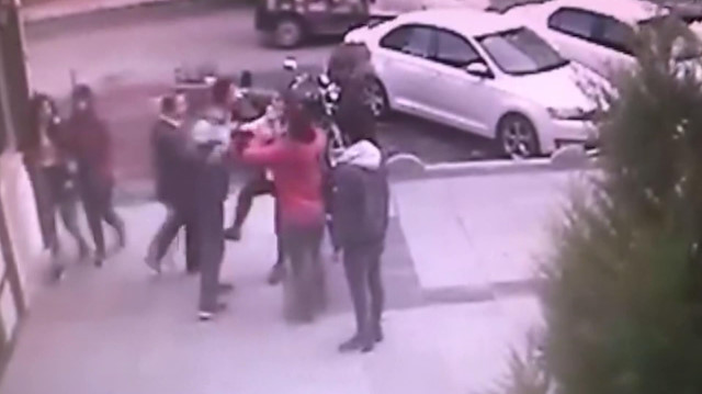 Minibüs şoförünün iki kız kardeşe saldırı anı kameralar tarafından görüntülendi. 