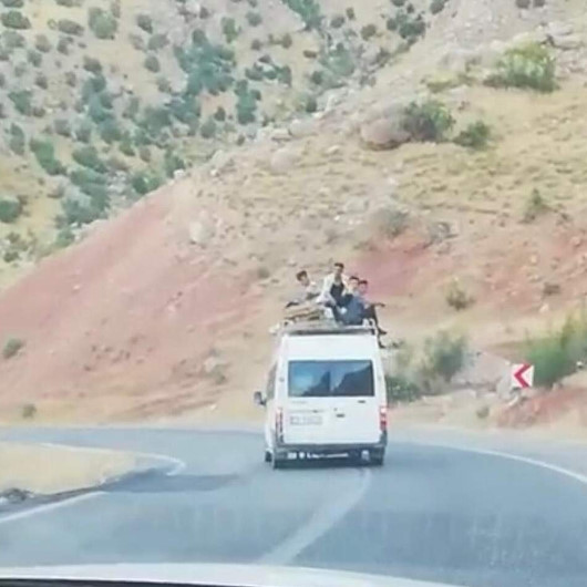 Minibüsün üstünde tehlikeli yolculuk