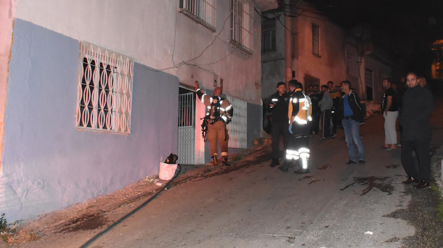 İzmir'de bir apartmanda çıkan yangın korkuya neden oldu.