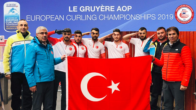 Türk sporcuların kazandıkları maç sonunda 'asker selamı' vermesi sonucu Dünya Curling Federasyonu, soruşturma başlattı. 
