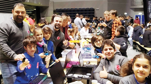 Dünya şampiyonu olan BİLSEM Robot Takımı öğrencileri, Türkiye’nin gururu oldu.