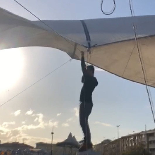 Çadırı bırakmayan pazarcı metrelerce havaya yükseldi