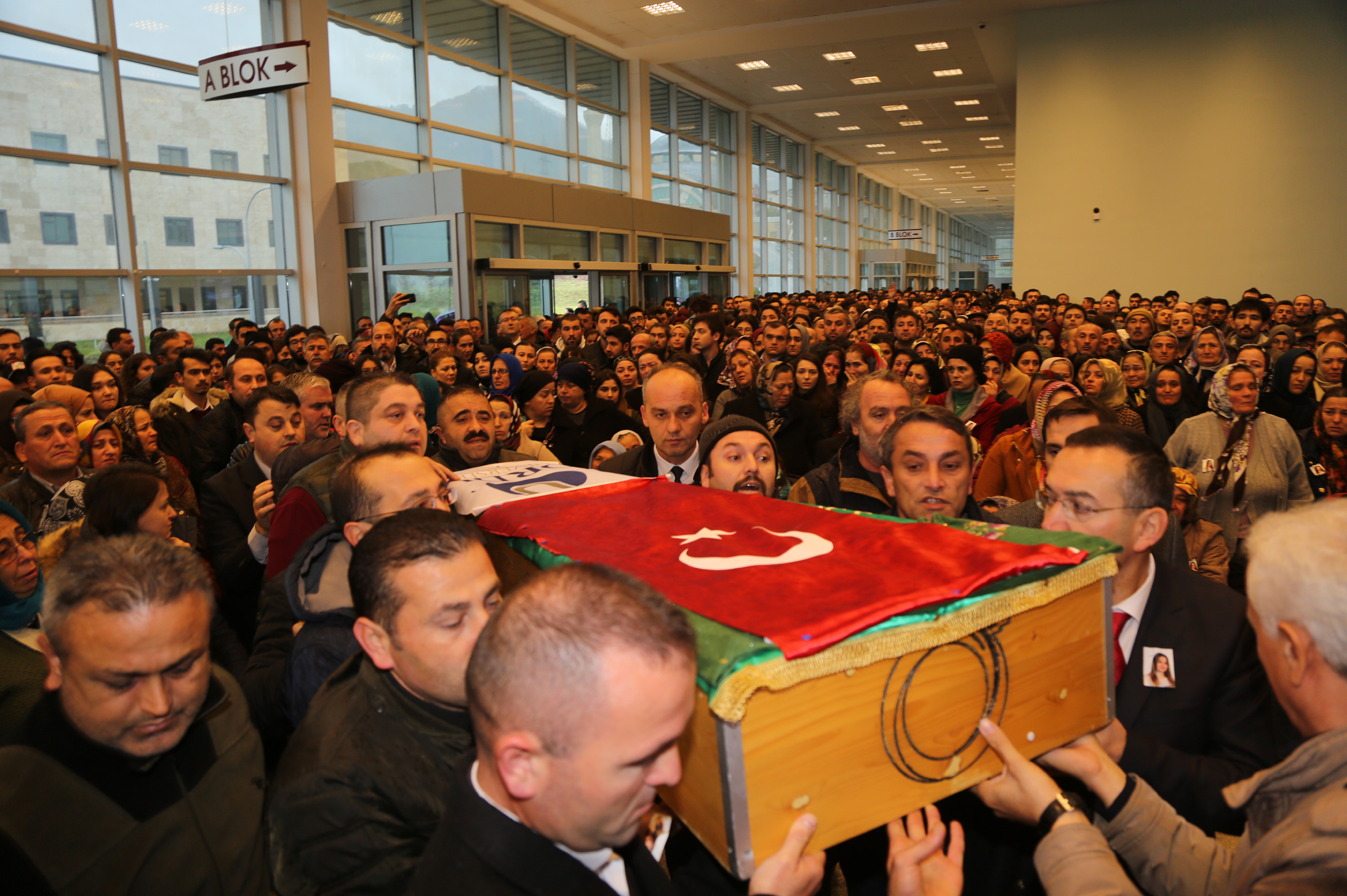 Yaşamını yitiren üniversite öğrencisi Ceren Özdemir için Ordu Üniversitesinde tören düzenlendi.