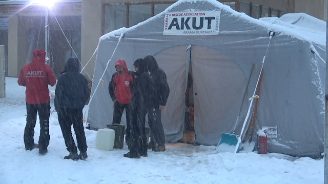 Kaybolan gençler için arama kurtarma ekipleri aralıksız bir şekilde çalışmalarını sürdürüyor.