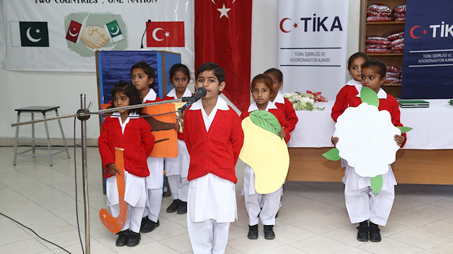 "تيكا" التركية توفر الزي المدرسي لـ 1500 طالبة باكستانية