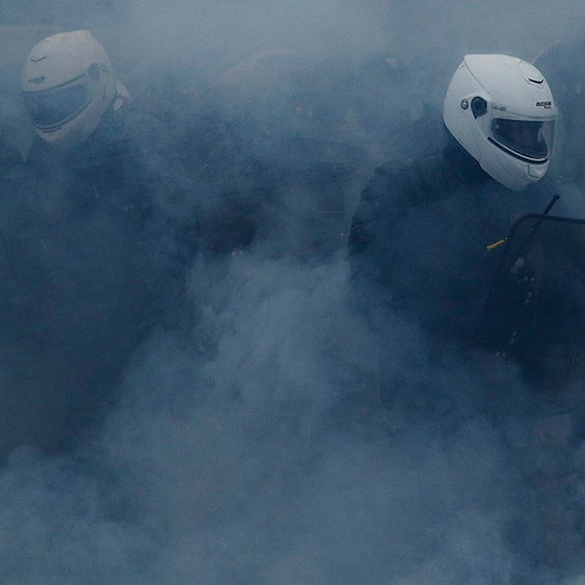 Fransadaki şiddetlenen gösterilerde polis sis bombası kullandı