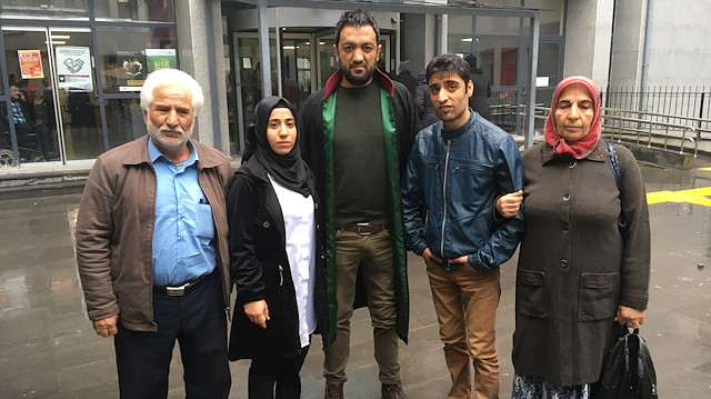 Mağdur Çağlar Aşık (sol 2) ile avukatı Bilgehan Sayın (ortada) adliye çıkışında açıklamada bulundu.