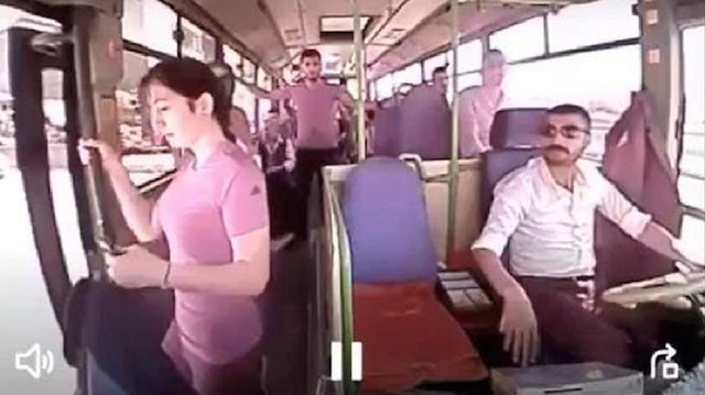 Gönülaçar'ın hareket halindeki otobüsten inmeye çalıştığı sırada aşağı düştüğü anlar kameralar tarafından görüntülendi.
