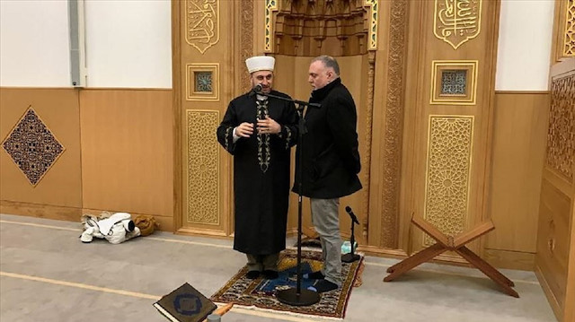 مستشار المغني البريطاني "يوسف إسلام" يعلن إسلامه بمسجد "كامبريدج"