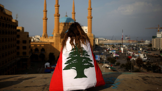 Lübnan bayrağını omuzlarında taşıyan bir vatandaş.