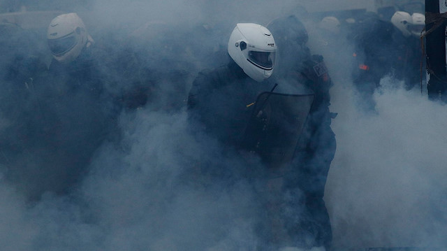 Fransız polisleri göstericilere sis bombalarıyla müdahele ediyor
