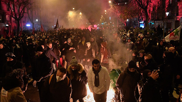 Fransa'daki emeklilik reformu protestoları hayatı felç etti.