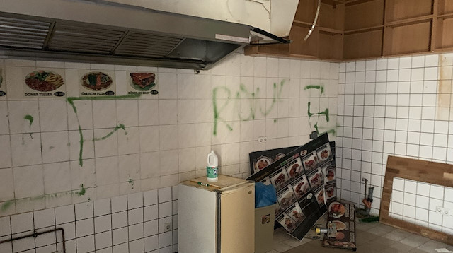 مجهولون يرسمون صليبا معقوفا على جدار مطعم تركي في برلين