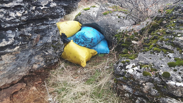 Kayalık alana gizlenmiş çuvallar içerisinde ele geçirilen esrar maddeleri.