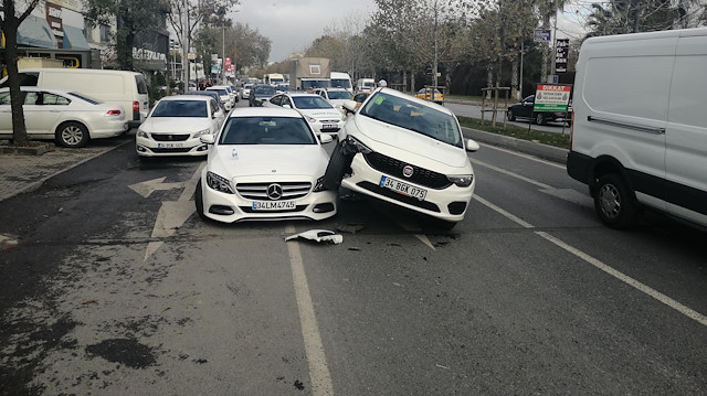 Bakırköy'de otomobil, aniden önüne çıkan başka bir otomobilin üzerine çıktı.