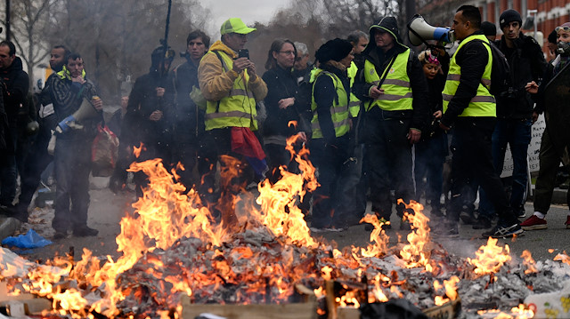 Fransa’daki genel grev üçüncü gününde