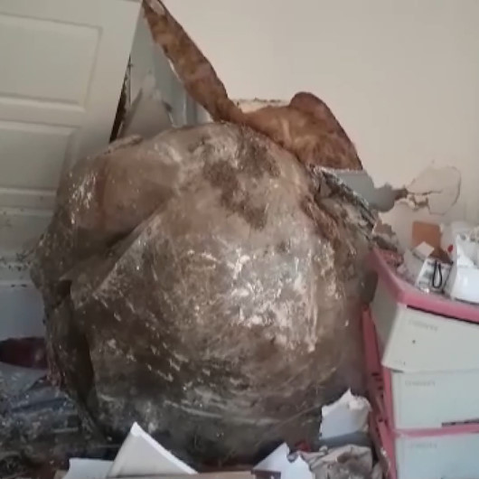 Dağdan kopan devasa kaya evi deldi, içeri girdi