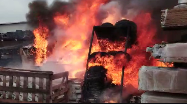 Çatalca'daki fabrika yangınına müdahale ediyor.