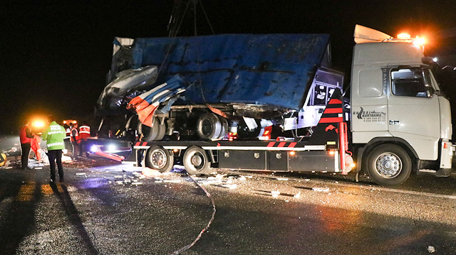 Düzce'de yolcu otobüsü ile kargo TIR'ı çarpıştı