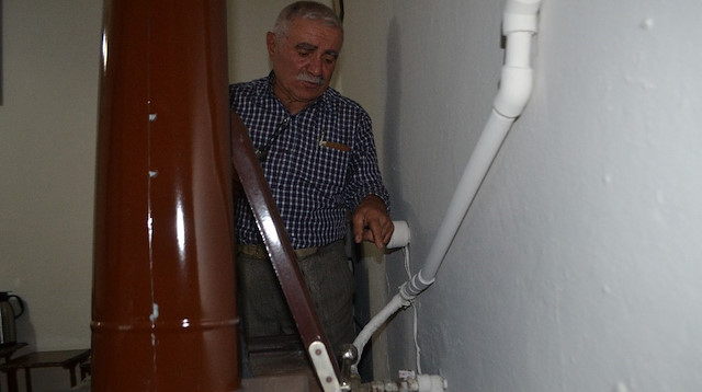 Mehmet Atlı, sobaya kurduğu sistemle evini ısıtıyor.