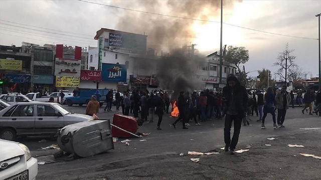 مظاهرات طلابية بطهران منددة بعنف الشرطة ضد "احتجاجات الوقود"
