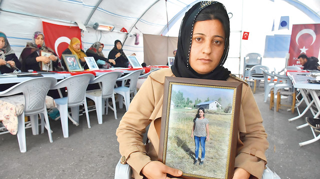 Diyarbakır annelerinin HDP il binası önündeki nöbetinde 97. gün geride kaldı. 12 yaşında kaçırılan kızı Özlem için eyleme katılan Vahide Çiftçi “HDP’den kızımı istiyorum. Vicdansızlar, kızımı zorla kaçırıp götürdüler” dedi.