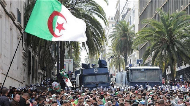 مع بدء الصمت الانتخابي.. مظاهرات داعمة ورافضة للرئاسيات بالجزائر