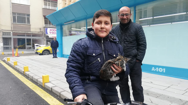 İtfaiyenin kurtardığı yavru kediyi liseli Mehmet sahiplendi