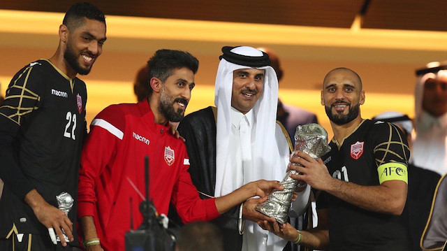 أمير قطر يتوج البحرين بكأس "خليجي 24"