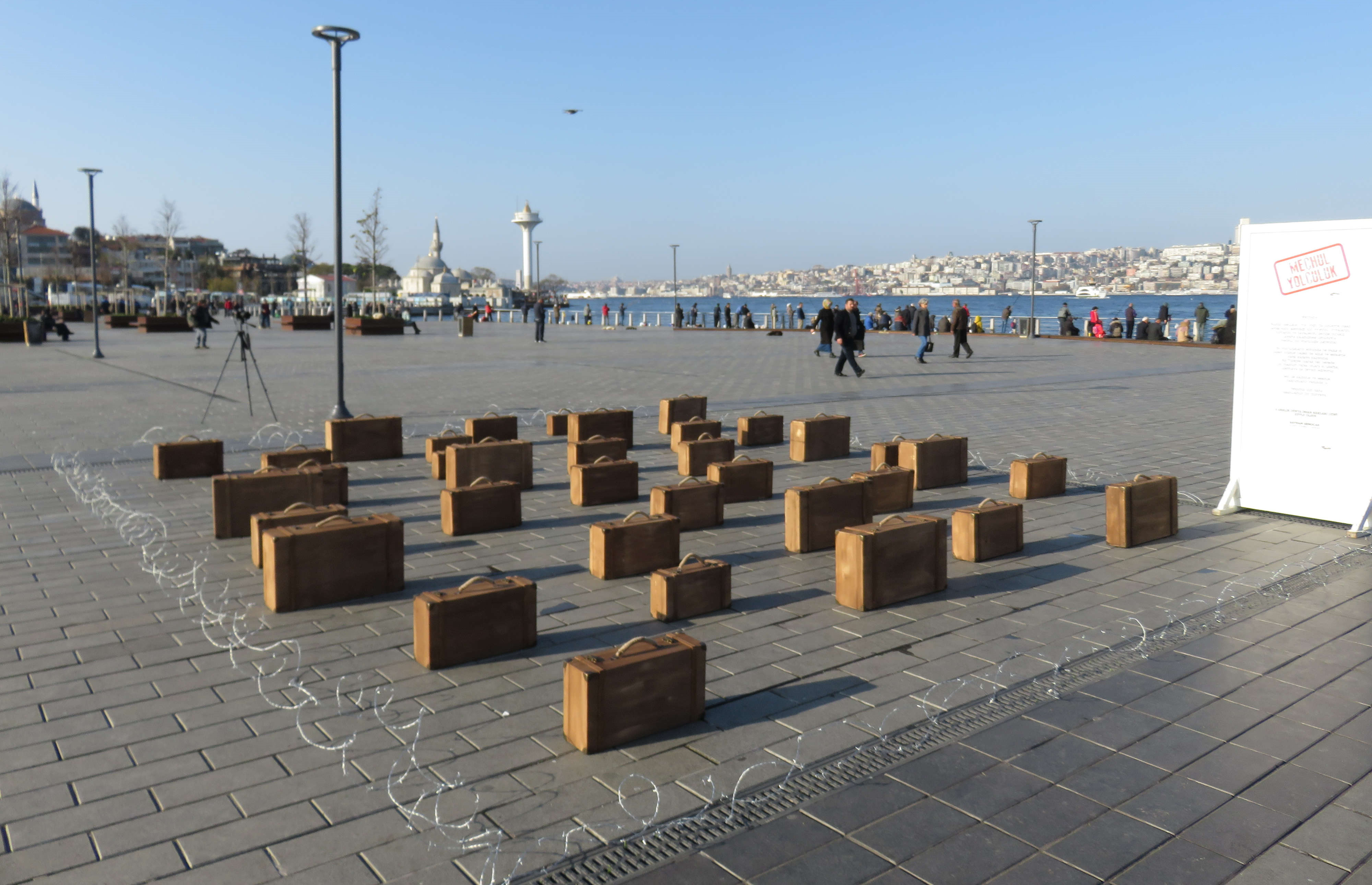 Üsküdar'da tel örgüler içinde valizli etkinlik