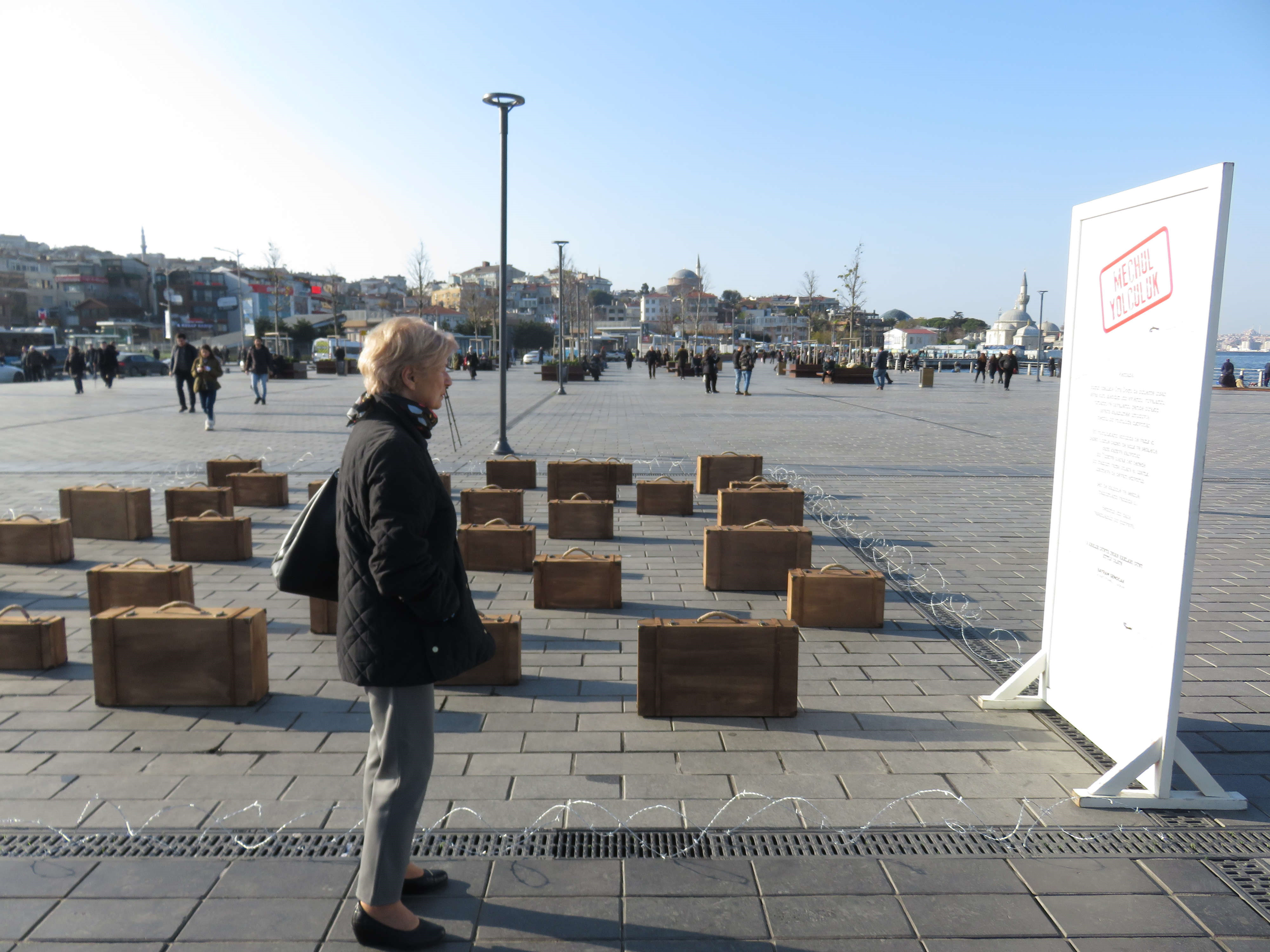Üsküdar'da tel örgüler içinde valizli etkinlik