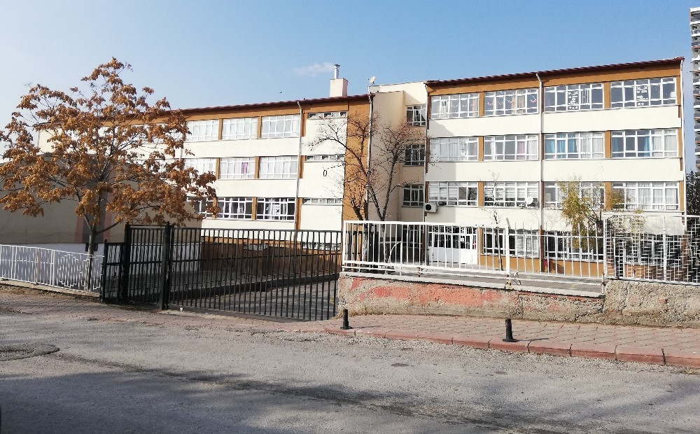 Polis, çocuğun ölüm nedenini araştırmak için okulda inceleme yaptı.