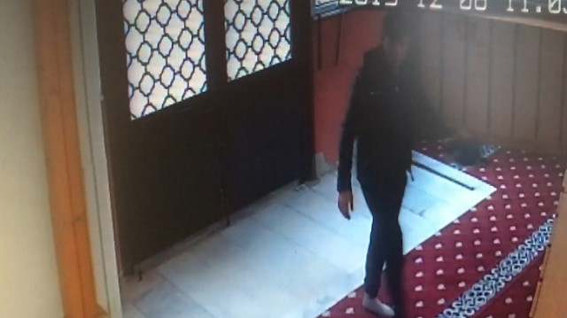 Camiden mikrofon ve bilgisayar çalan hırsız kamerada