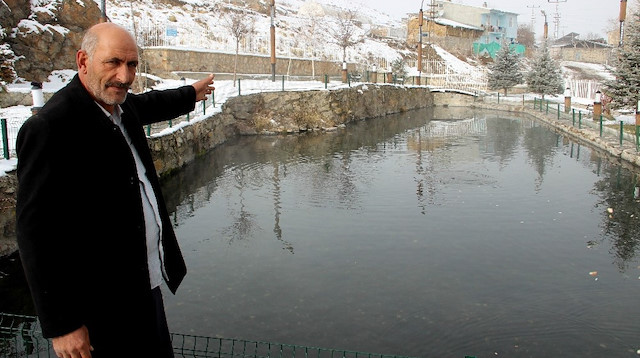 Erzurum’un Aziziye ilçesine bağlı Söğütlü Mahallesinde yer alan balıklı göl gizemli haliyle dikkat çekiyor. Kaynağı bulunamayan gölün suyu temizlenmek için boşaltılsa dahi su topraktan yeniden yükselmeye başlıyor. Kutsal sayılan göl soğuğun başkenti olarak bilinen Erzurum’un ayazında dahi donmuyor.