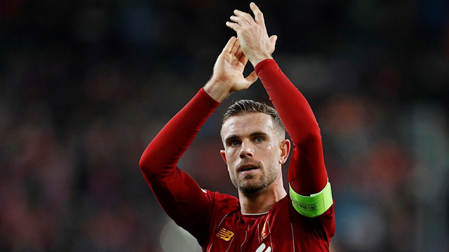 Liverpool'un kaptanı Henderson, karşılaşma sonrası maçı taraftarları selamladı.