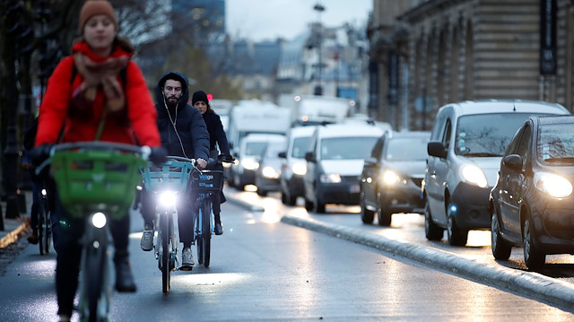 Fransa halkı, Paris ulaşım ağının tüm sendikalarının yaptığı grevden dolayı yoğun saatlerde bisiklete biniyor.