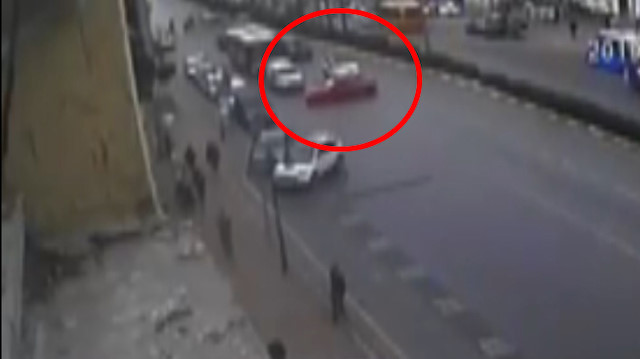 Akan trafiğe aldırış etmeden cadde ortasında drift yaptı
