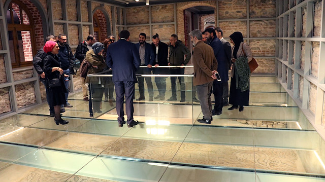Zeytinburnu Belediye Başkanı Ömer Arısoy, mozaik ile ilgili bilgiler verdi.