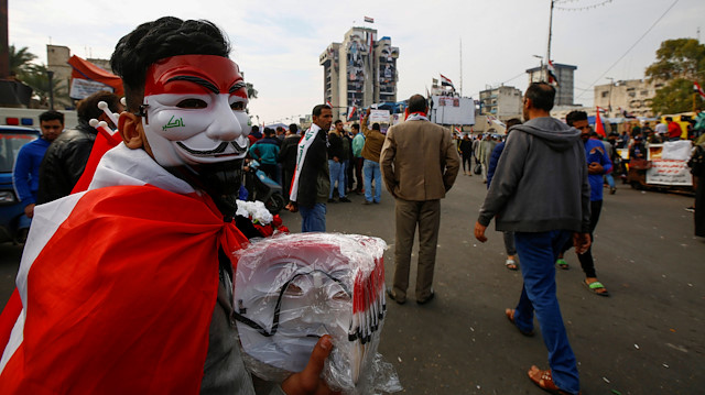 Iraklı bir gösterici, Bağdat’ta devam eden hükümet karşıtı protestolar sırasında maske takıyor. 