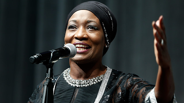 Dünyanın en iyi soul rock müziği yorumcularından biri olarak gösterilen, Müslüman olmasının ardından Türkiye'ye yerleşen ABD'li sanatçı Della Miles, Türkiye'nin yabancılar tarafından yanlış bilindiğini belirterek, "Türkiye'yi şehir şehir gezip, nasıl güzel bir yer olduğunu tüm dünyaya göstermek istiyorum." dedi.