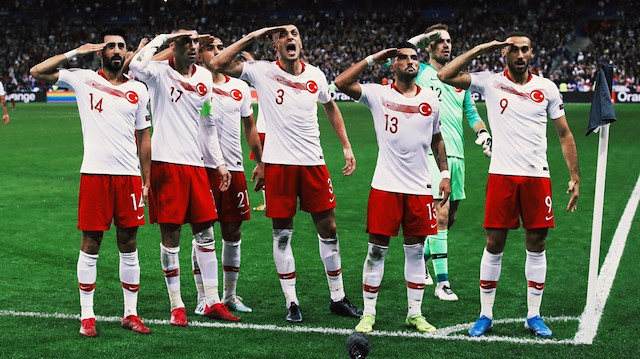 A Milli Takım futbolcuları Fransa deplasmanında atılan beraberlik golü sonrasında sevinçlerini asker selamı yaparak kutlamışlardı.