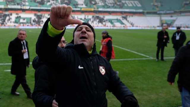 Gaziantep Futbol Takımı Teknik Direktörü Sumudica, Konyasporlu taraftarlara 'düşeceksiniz' işareti yapmıştı.