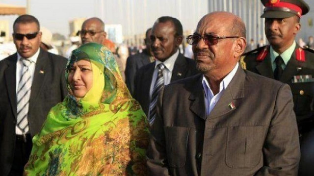 Sudan’ın eski Devlet Başkanı Ömer el-Beşir’in eşi Vidad Babiker (sol)