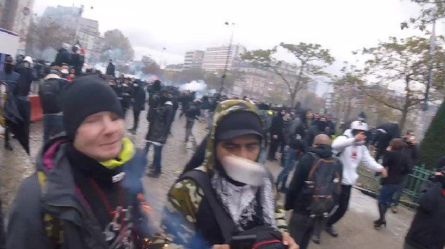 Fransa'da polisin göstericilerin yüzünü hedef aldığı saldırı kamerada