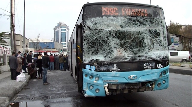 Çarpışmanın etkisiyle otobüsün camları tuzla buz oldu. 