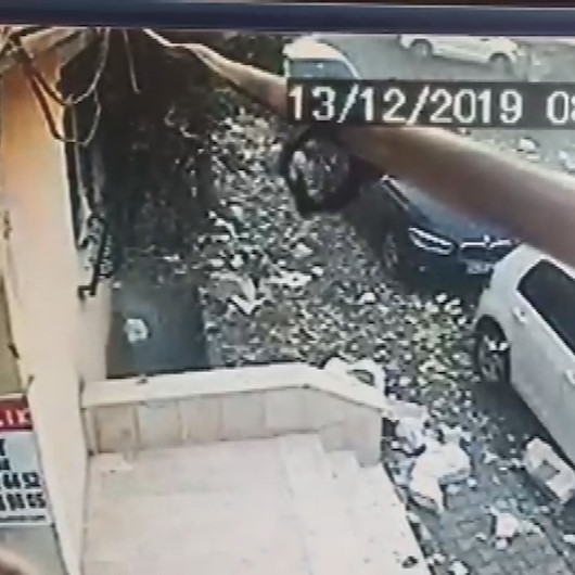 Şişli’de 6 katlı binanın çatı katının çökme anı kamerada
