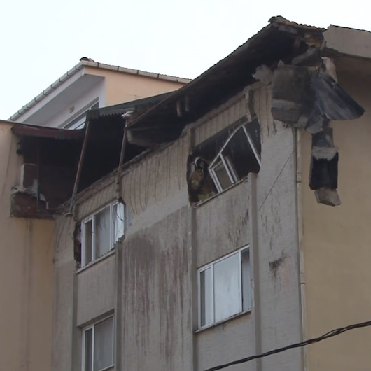 Altı katlı binanın çatısı çöktü