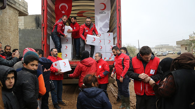 مساعدات إنسانية من الهلال الأحمر التركي للسوريين