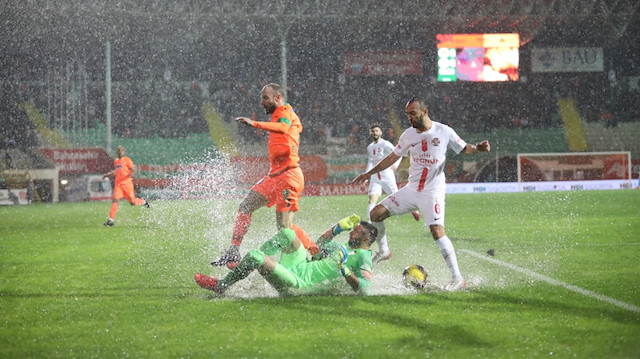Süper Lig'in 15. haftasının açılış maçında Alanyaspor ile Antalyaspor golsüz berabere kaldı